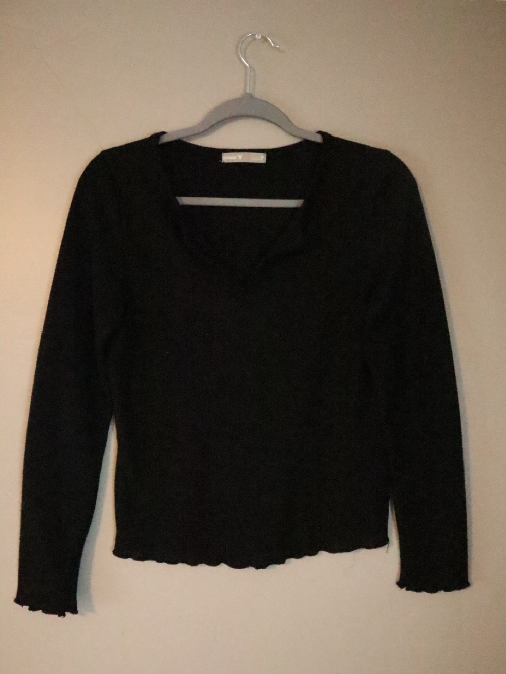 Tresics Black Long-Sleeve V-Neck Lettuce Hem Top
